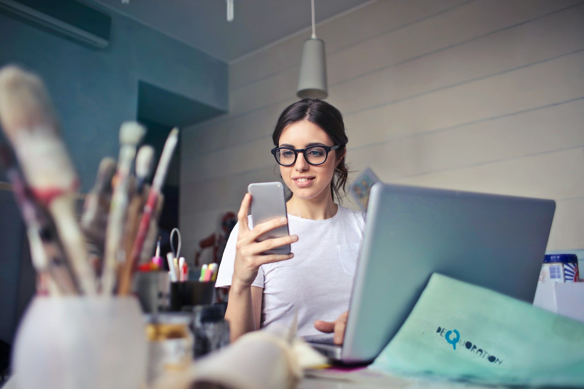 スマートフォンの画面を見る女性