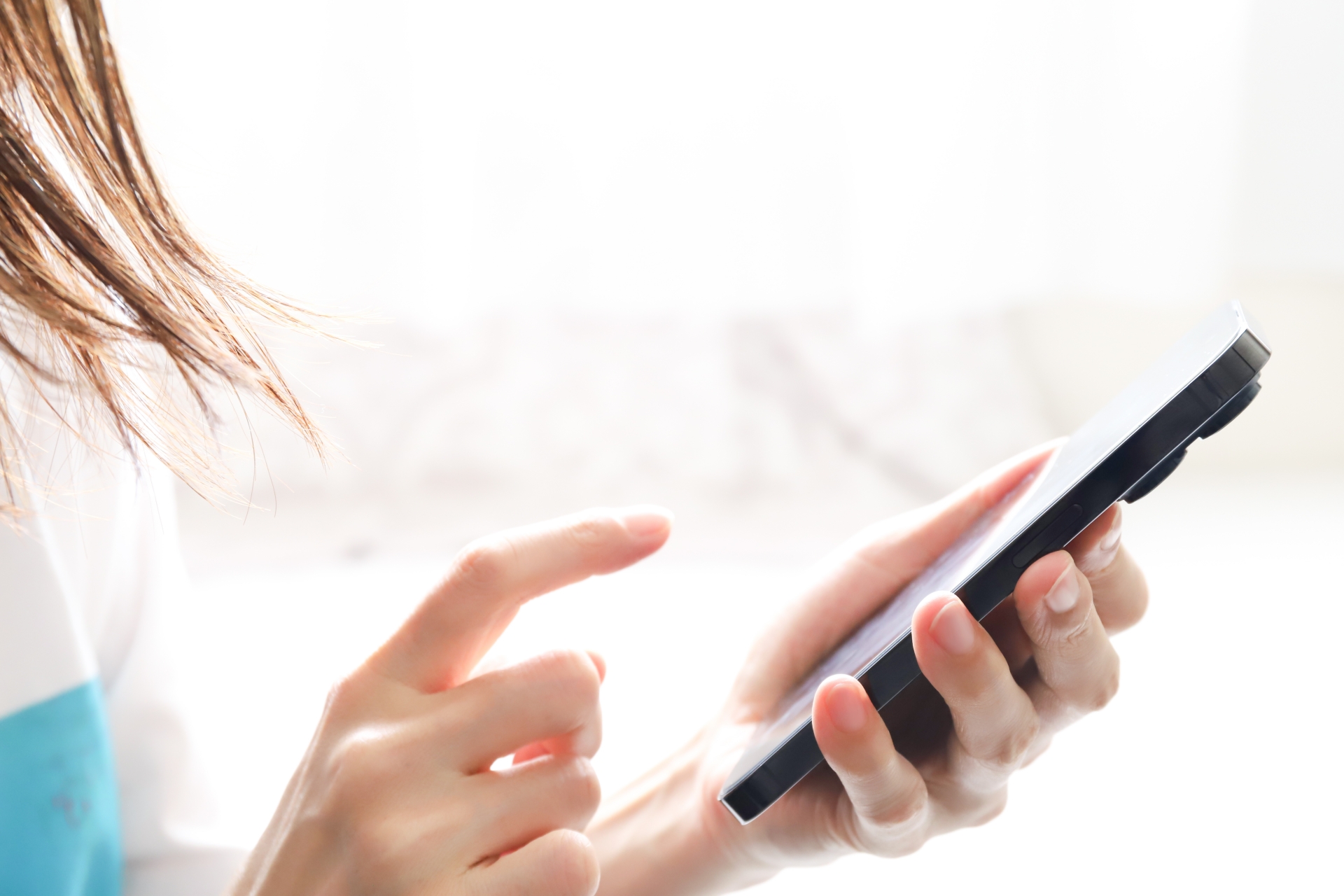 女性がスマホを使っている