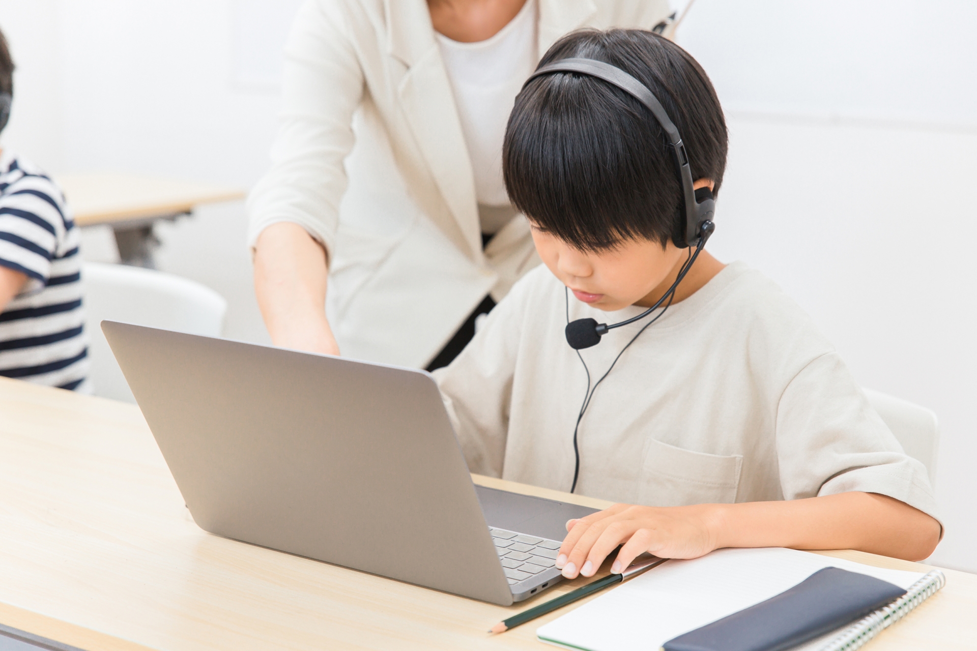 パソコンを見ながらプログラミングを学ぶ男の子