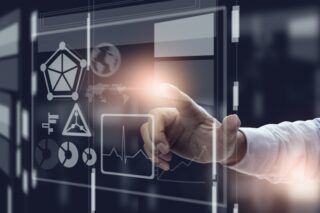 指で電子的な設定を操作する様子