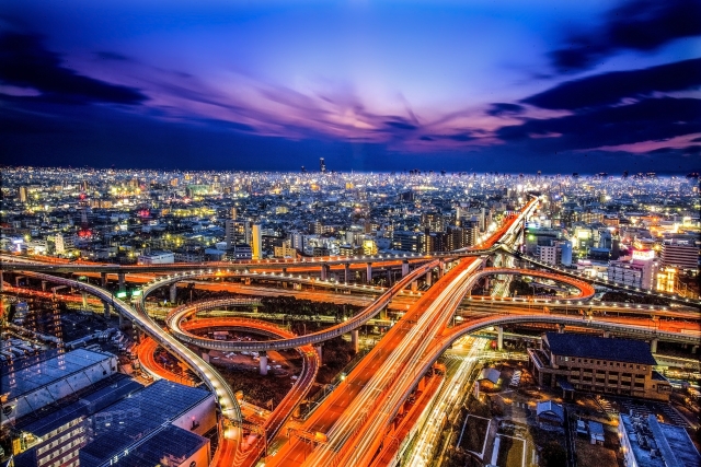 交通量の多い夜の高速道路