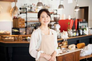 Female café worker who wants to have a website