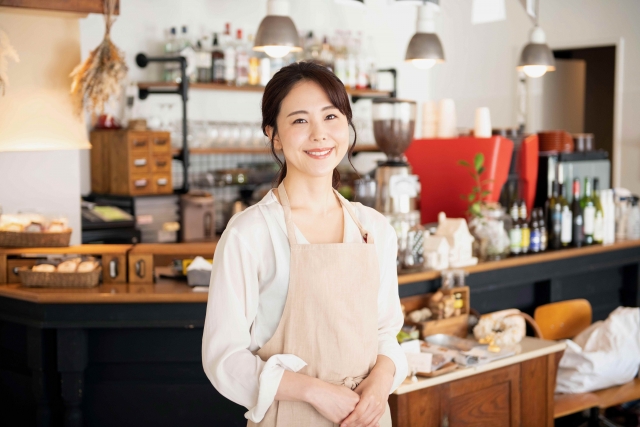 ホームページを持ちたいカフェ店員の女性